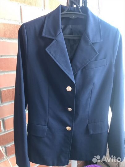 Форменный однобортный пиджак с отложным воротом
