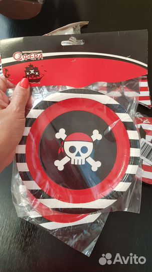 Стаканы, тарелки, салфетки, гирлянды пираты