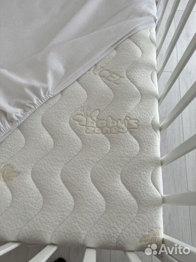 Детская кроватка и комод с пеленальным столиком