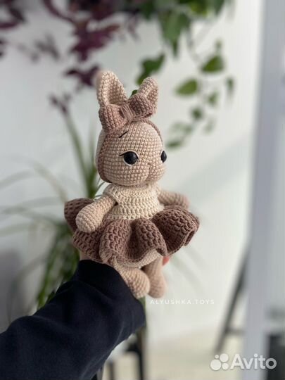 Вязаные игрушки зайка