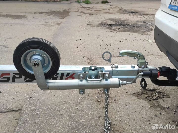 Поворотный кронштейн для опорных колес