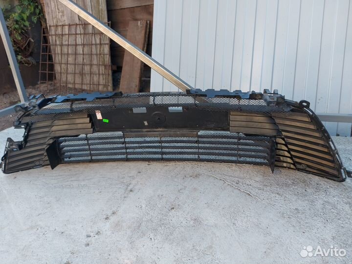 Решетка переднего бампера Toyota Corolla E210