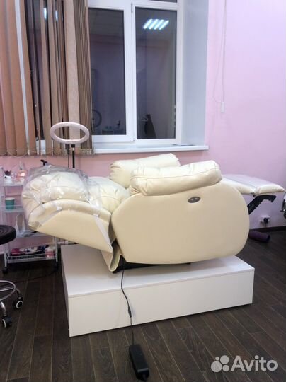 Наращивание ресниц на кресле-реклайнере