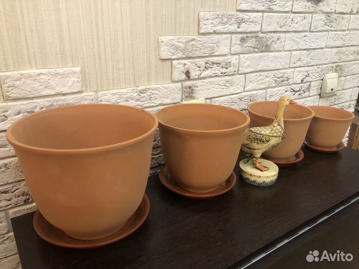 Глиняный горшок для цветов