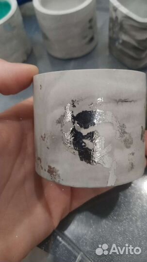 Осока в гипсовом кашпо