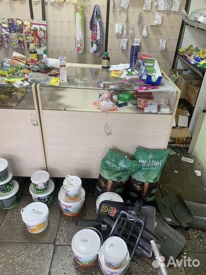 Витрины и стол