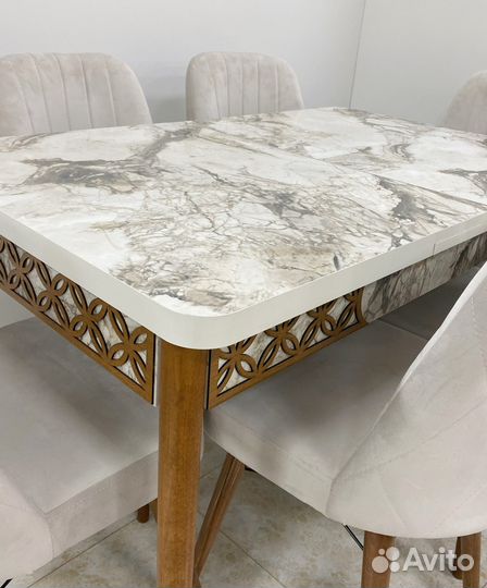 Кухонный стол и стулья новые