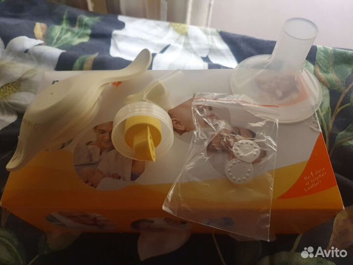 Ручной молокоотсос Medela + бутылочки Medela Calma