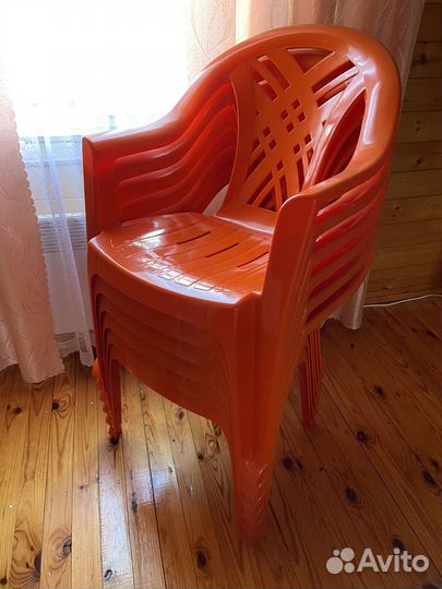 Пластиковые стулья