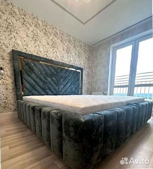 Двуспальная кровать с мягким изголовьем