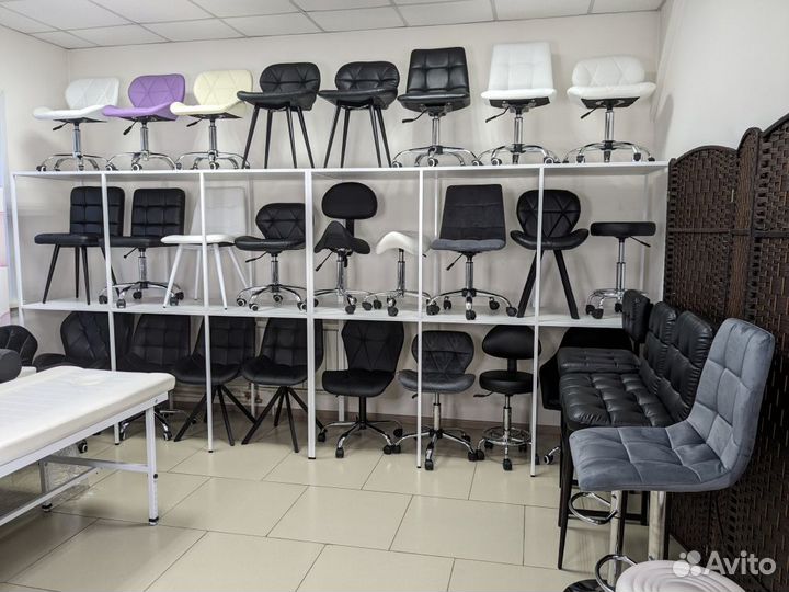 Стул мастера на колесиках