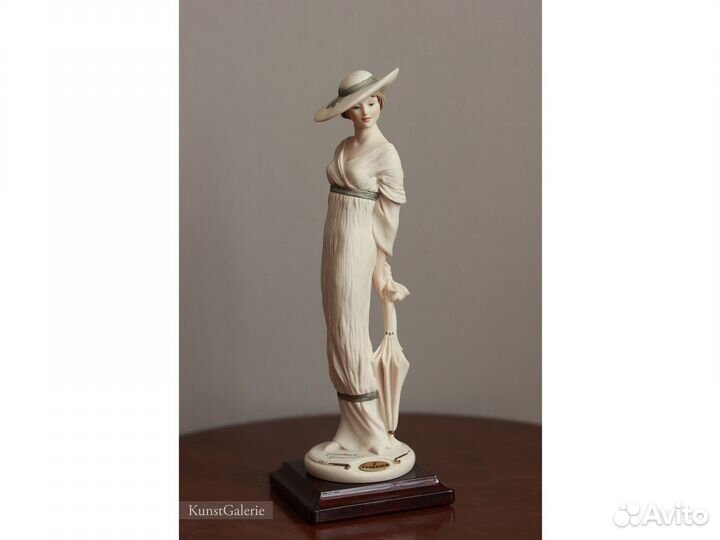 Рене с зонтиком Джузеппе Армани Каподимонте 0639C