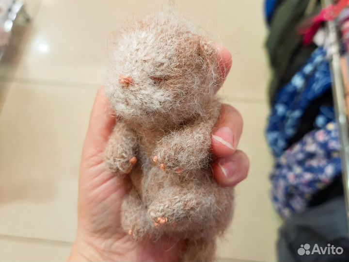 Вязаный спящий котенок