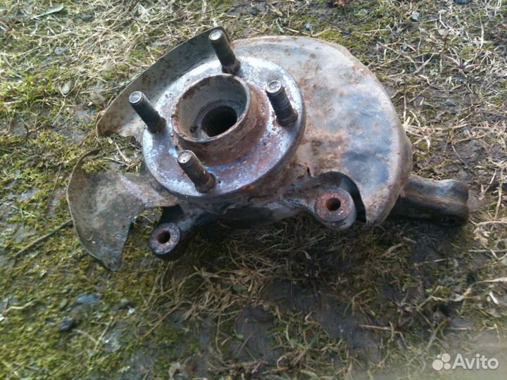 Ниссан Альмера н15 1998г. Кулак поворотный левый