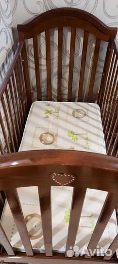 Детская кроватка с маятником