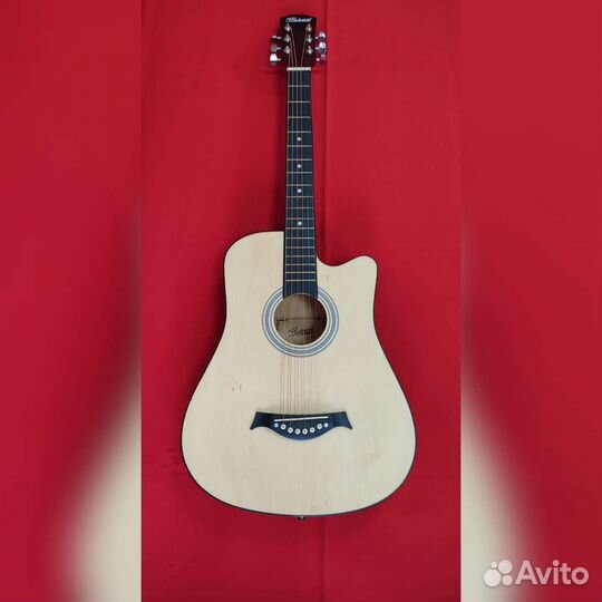 Акустическая гитара натурального цвета
