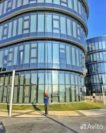 Мойка окон фасадов витрин штангами