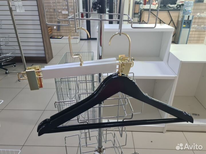 Деревянные вешалки плечики