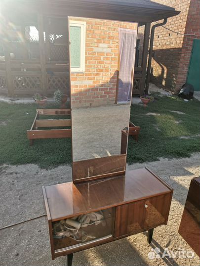 Трюмо с зеркалом