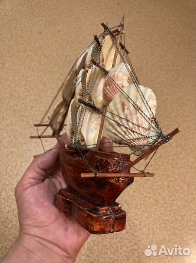 Деревянный корабль с ракушками