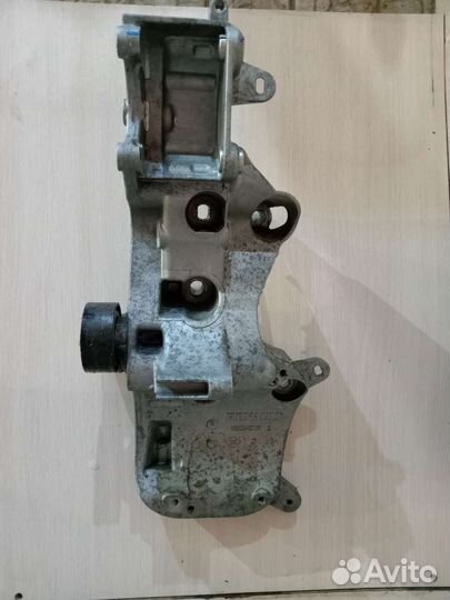 Кранштейн генератора на рено сандеро 2 2014г