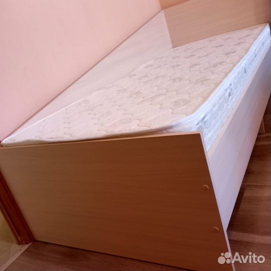 Продам кровать с матрасом