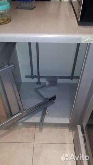 Угловой поворотный механизм в кухонный шкаф