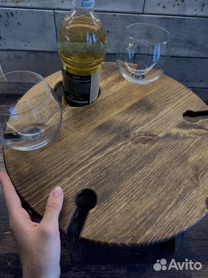 Столик для вина и бокалов