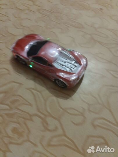 Машинка с подсветкой, со звуком и сама ездит