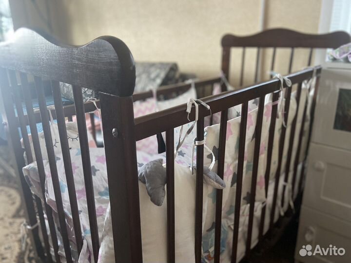 Детская кроватка с маятником