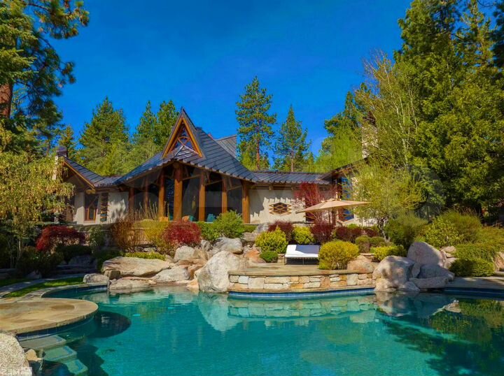 Дом 428 м² на участке 15 сот.