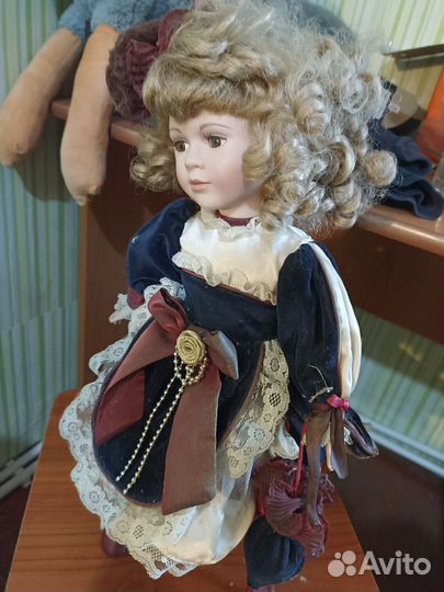 Кукла фарфоровая