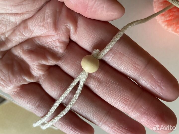 Гирлянда из помпонов для детской комнаты