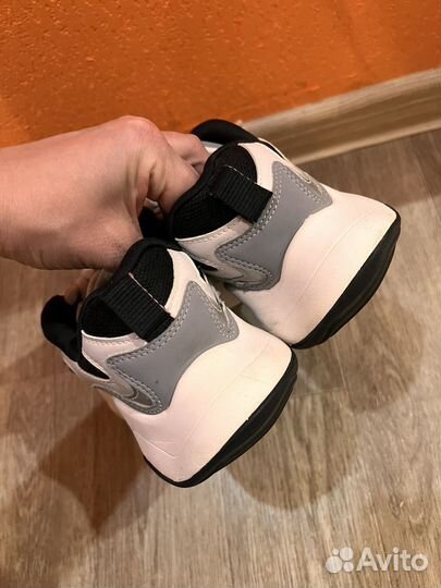 Кроссовки женские