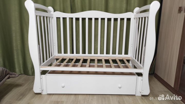 Детская кроватка с универсальным маятником