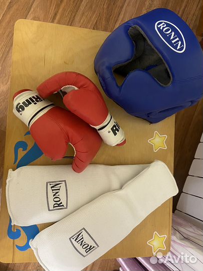 Боксерские перчатки, шлем