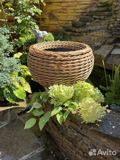 Кашпо из искусственного ротанга