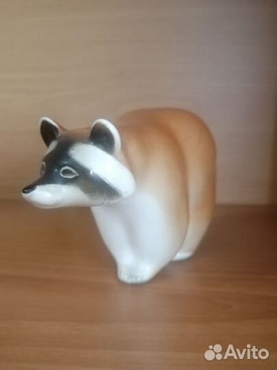Енот статуэтка