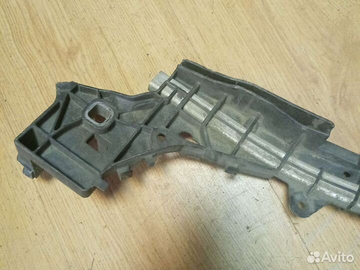 Кронштейн радиатора Mersedes Benz C-class