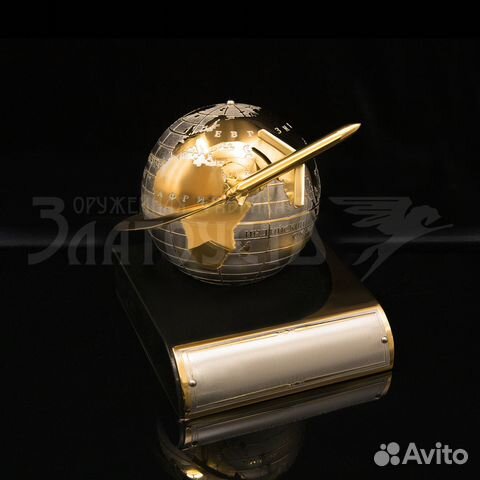 Глобус с ракетой золотой