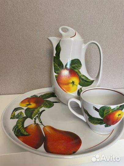 Чайники, чашки, кувшин, блюдо