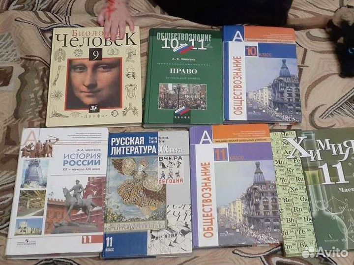 Книги, учебники 10-11 класс, Детективы, романы