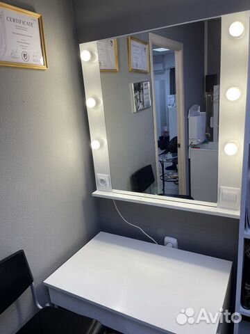 Гримерное зеркало с лампочками