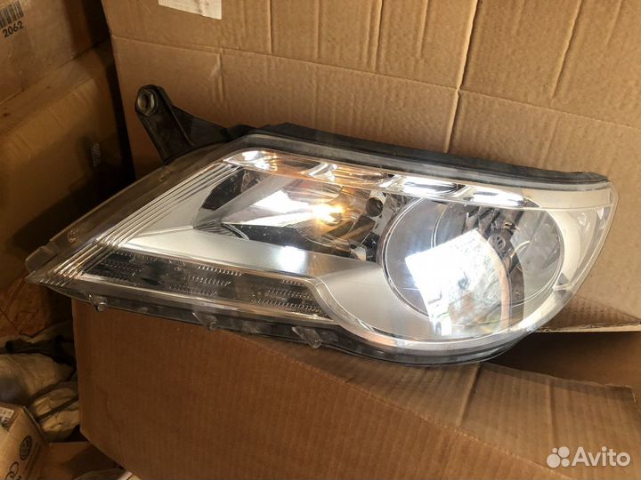 Левая галогеновая фара на Тигуан