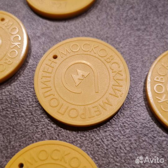 Брелок-жетон как карта Тройка жёлтого цвета