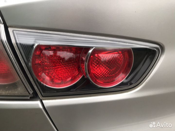 Фонарь на крышку багажника Мицубиси Ланцер 10 рест