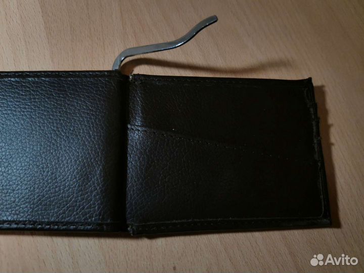 Зажим для денег с отделами для карт