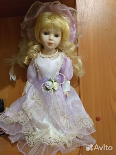 Кукла фарфоровая