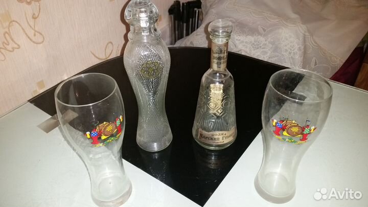 Графины, стаканы, поднос, чайники, сувениры