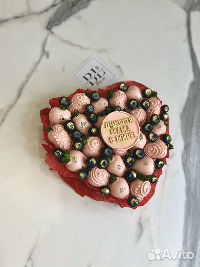 Композиция из клубники в шоколаде ко дню матери